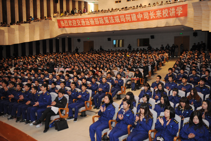 同学们聚精会神地聆听报告 同学们聚精会神地聆听报告