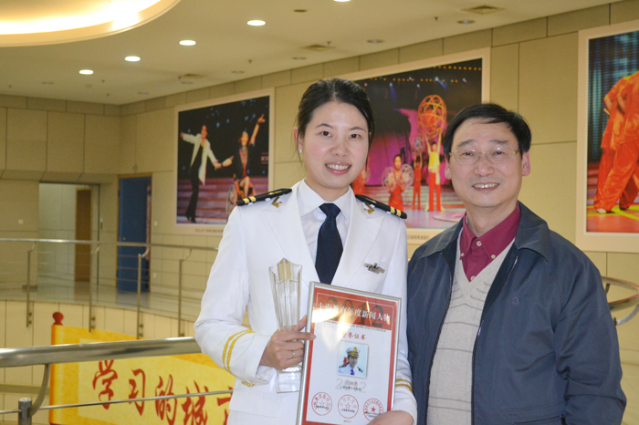 白响恩老师与颁奖嘉宾上海市教卫党委副书记🗜、市教委副主任高德毅合影