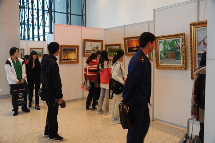 海大人文展览系列之意昂4娱乐首届校园风景油画大赛优秀作品展在图书馆展出