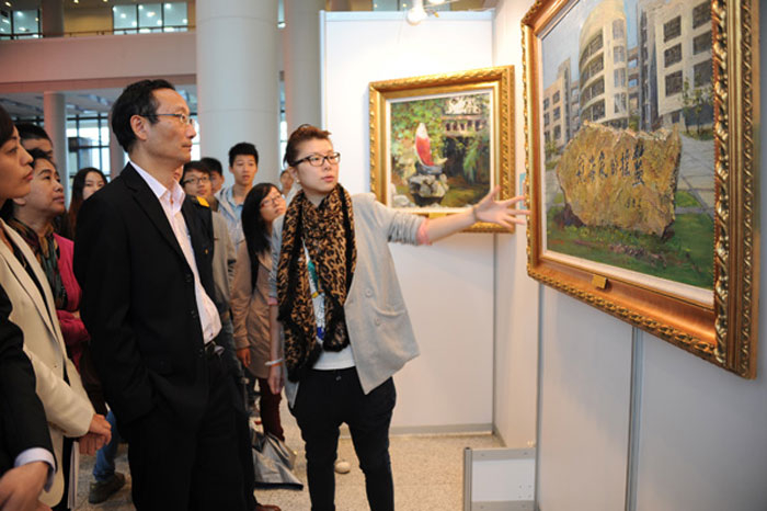 海大人文展览系列之意昂4娱乐首届校园风景油画大赛优秀作品展在图书馆展出