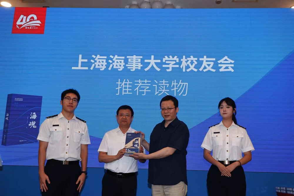 20250816070949698900.jpg 文汇出版社社长周伯军向学校赠送新书