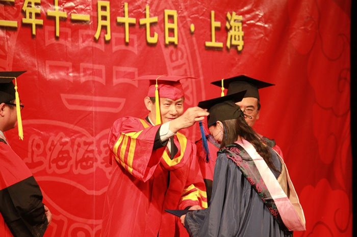 我校举行2012年MBA/EMBA毕业典礼暨2012级EMBA开学典礼
