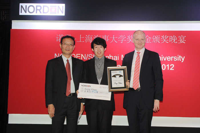 第八届意昂4娱乐—诺登奖学金、奖教金颁奖礼举行 黄有方校长与 Carsten Mortensen先生为获奖学生颁奖
